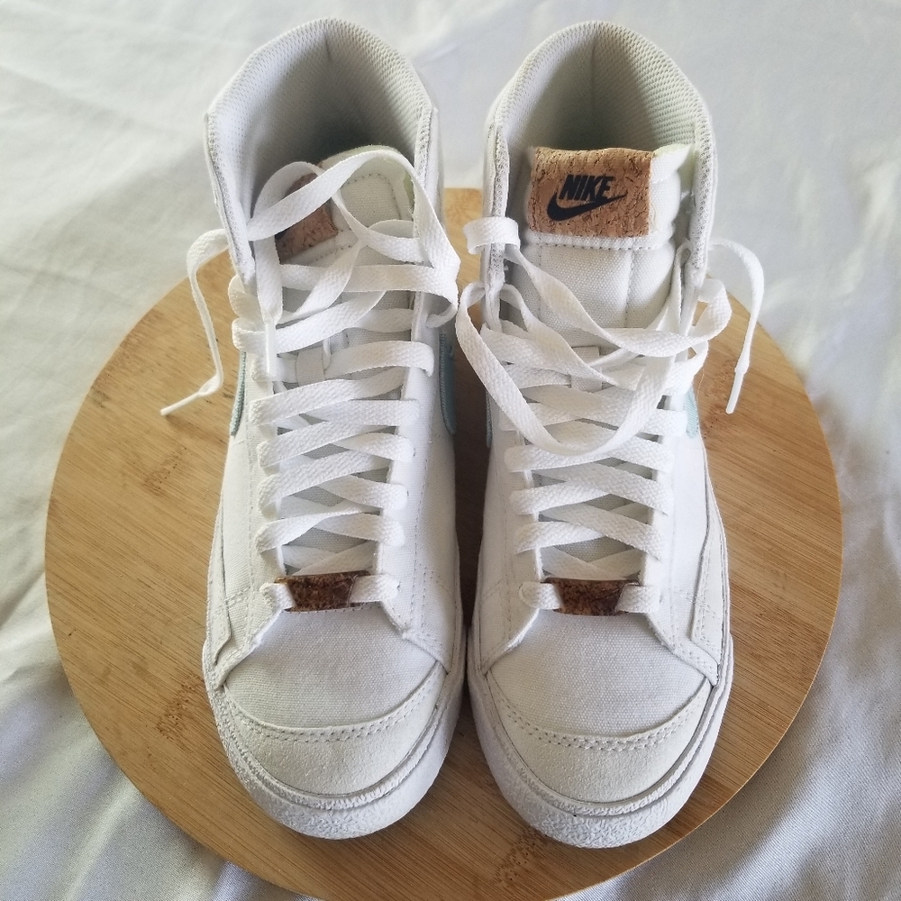 Nike | Blazer 77 SE Mid Floral Embroidery Sneakers - Picture 3 of 10